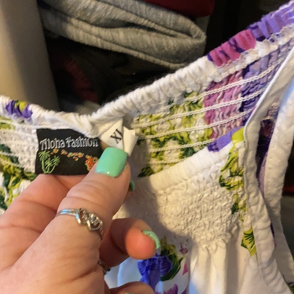 Size xl runs about a large Hawaiian shirt - Picture 3 of 3